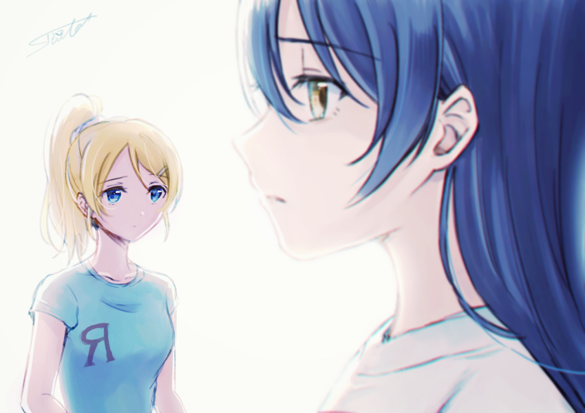 2girls ayase_eli bangs blonde_hair blue_eyes blue_hair blue_shirt commentary_request eyebrows_visible_through_hair hair_between_eyes highres long_hair looking_at_another love_live! love_live!_school_idol_project multiple_girls ponytail shirt short_sleeves simple_background sonoda_umi suito white_background yellow_eyes