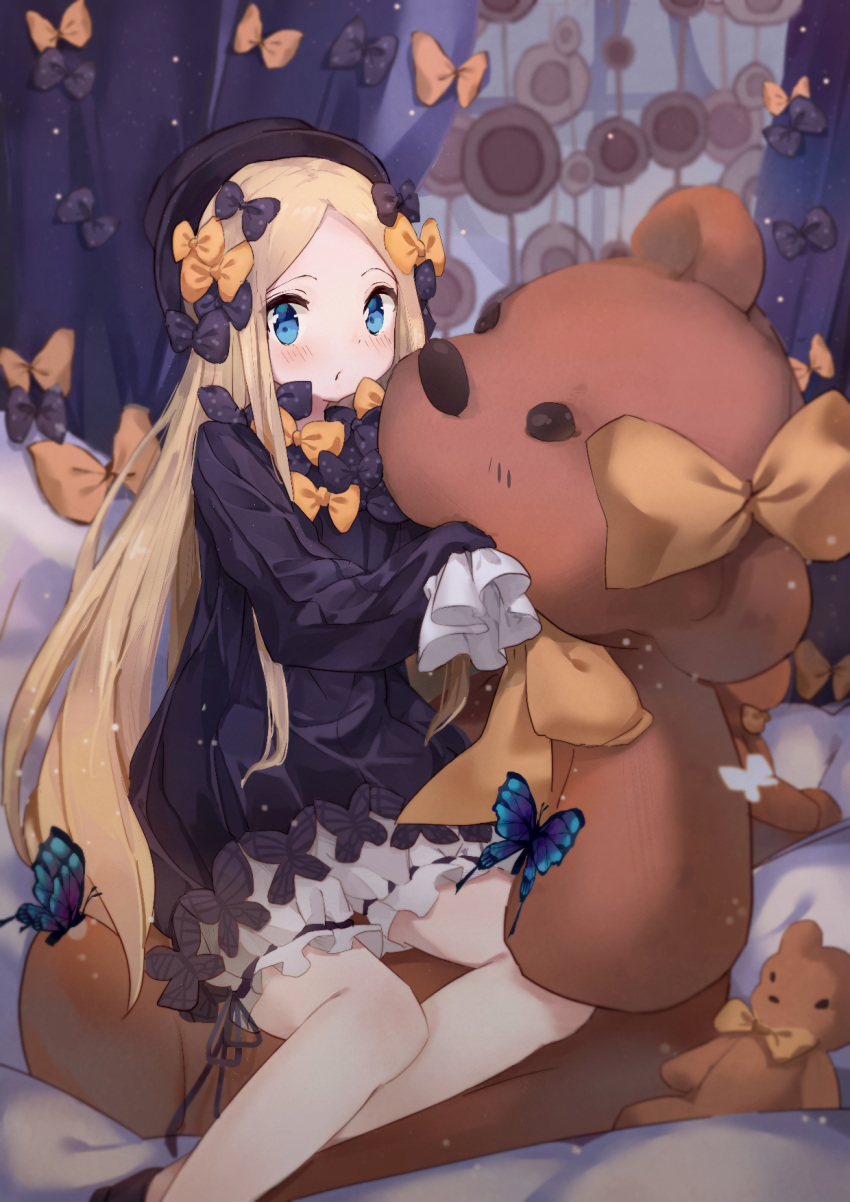 1girl abigail_williams_(fate/grand_order) bangs black_bow black_dress black_headwear blonde_hair blue_eyes blush bow coria dress fate/grand_order fate_(series) hair_bow hat highres long_hair long_sleeves looking_at_viewer multiple_bows orange_bow parted_bangs polka_dot polka_dot_bow sleeves_past_fingers sleeves_past_wrists solo stuffed_animal stuffed_toy teddy_bear very_long_hair