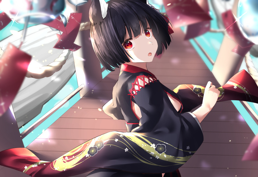 1girl :o absurdres animal_ear_fluff animal_ears azur_lane bangs black_hair blunt_bangs bob_cut breasts cat_ears commentary_request cotton_kanzaki fang from_behind highres japanese_clothes kimono large_breasts long_sleeves looking_at_viewer ocean open_mouth outdoors pier red_eyes short_hair sideboob skin_fang solo standing water wide_sleeves wind_chime yamashiro_(azur_lane)