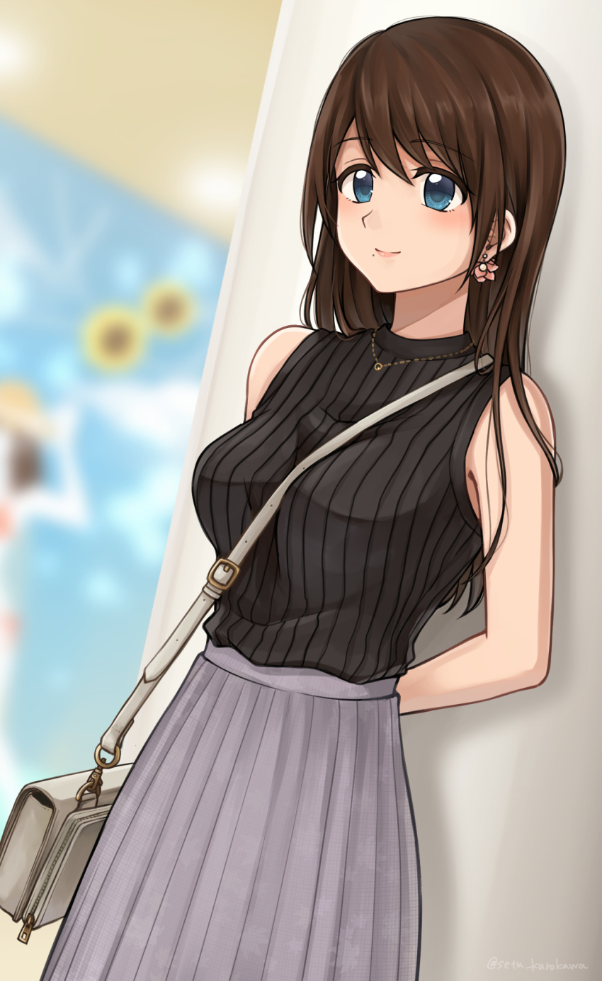 1girl arms_behind_back bag bare_arms bare_shoulders black_sweater blue_eyes blurry breasts brown_hair commentary_request depth_of_field earrings highres jewelry long_hair long_skirt looking_at_viewer medium_breasts mole mole_under_mouth necklace original pleated_skirt ribbed_sweater setu_kurokawa shoulder_bag sidelocks skirt sleeveless smile solo standing sweater