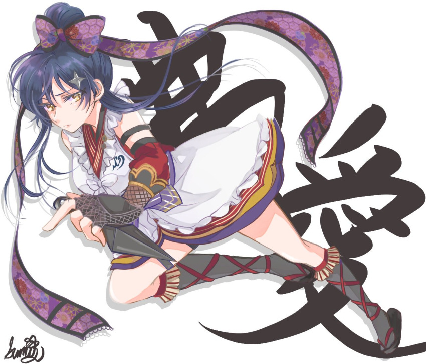 1girl arm_up bangs blue_hair bow closed_mouth commentary_request fingerless_gloves full_body gloves hair_between_eyes hair_bow hair_ornament holding holding_weapon japanese_clothes kunai long_hair looking_at_viewer love_live! love_live!_school_idol_festival love_live!_school_idol_project ninja simple_background solo sonoda_umi sumire_(sumisumisan) weapon yellow_eyes