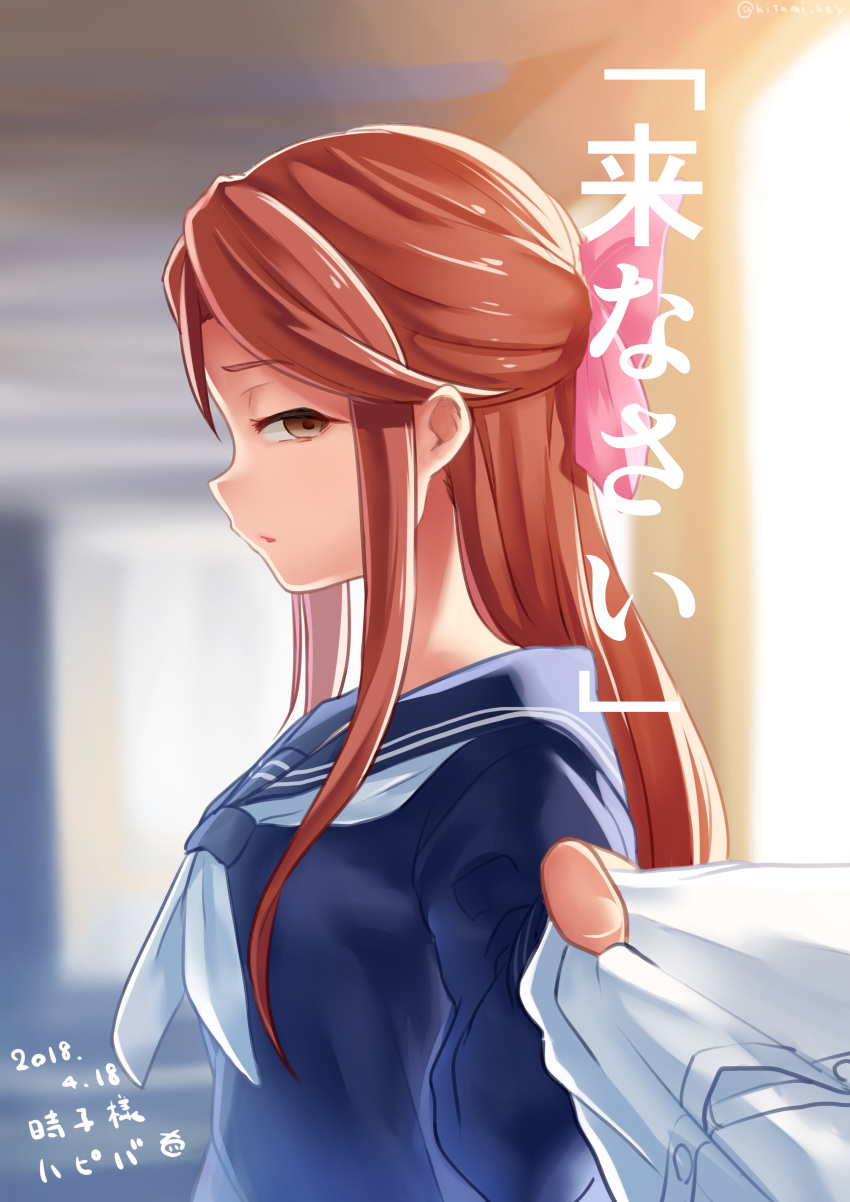 1girl absurdres blurry bow brown_eyes brown_hair commentary_request dated depth_of_field from_side hair_between_eyes hair_bow hallway happy_birthday highres idolmaster idolmaster_cinderella_girls indoors kii_(fys-a) long_hair looking_at_viewer navy_blue_serafuku parted_lips pink_bow school_uniform shirt_grab sidelocks solo translated twitter_username upper_body zaizen_tokiko