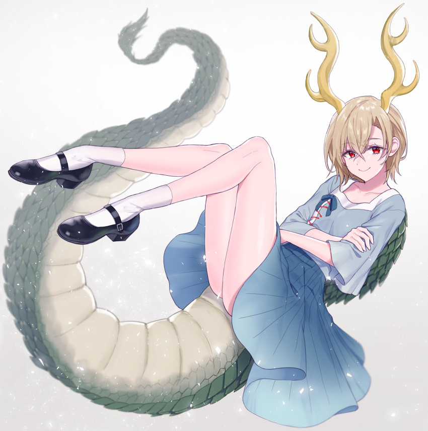 1girl absurdres black_footwear blonde_hair blue_shirt blue_skirt blurry closed_mouth collarbone commentary crossed_arms depth_of_field dragon_girl dragon_horns dragon_tail full_body highres horai_carrot horns kicchou_yachie looking_at_viewer red_eyes shirt short_hair short_sleeves simple_background skirt smile socks solo tail thighs touhou turtle_shell
