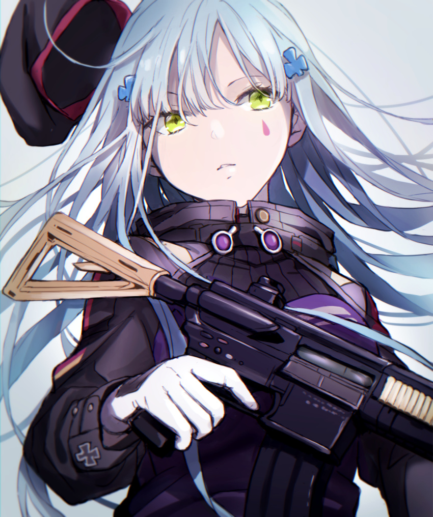 1girl assault_rifle bangs beret commentary facial_mark girls_frontline gloves green_eyes gun h&amp;k_hk416 hair_between_eyes hair_ornament hat highres hk416_(girls_frontline) holding holding_gun holding_weapon jacket kunoki_toki long_hair long_sleeves looking_at_viewer parted_lips rifle silver_hair simple_background solo upper_body weapon white_gloves