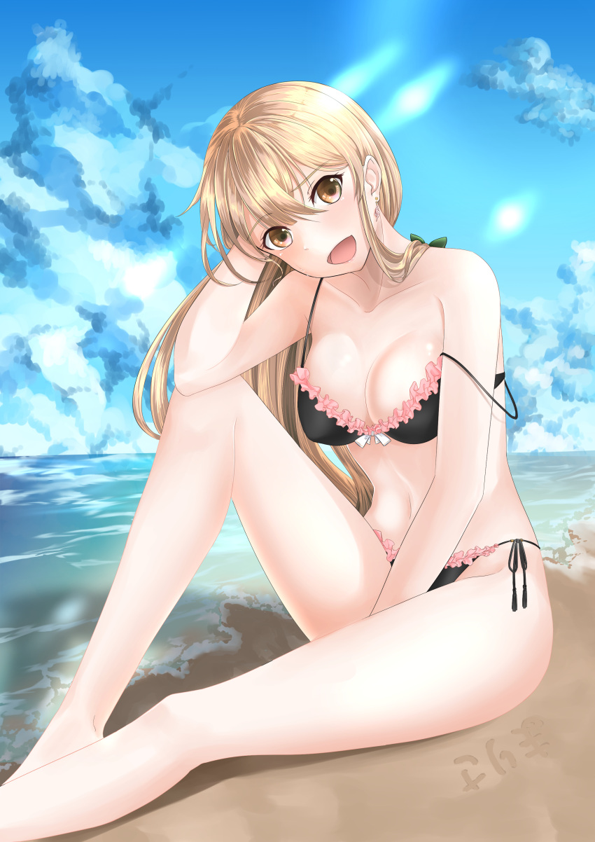 1girl :d absurdres bangs bare_arms bare_legs bare_shoulders barefoot beach bikini black_bikini blonde_hair blue_sky blush bow breasts brown_eyes clouds collarbone commentary_request day earrings eyebrows_visible_through_hair feet_out_of_frame frilled_bikini frills green_bow hair_between_eyes hair_bow hand_in_hair hand_up head_tilt highres jewelry karineko kirisame_marisa knee_up long_hair looking_at_viewer medium_breasts navel no_hat no_headwear open_mouth outdoors side-tie_bikini sitting sky smile solo stomach strap_slip swimsuit thighs touhou translated water