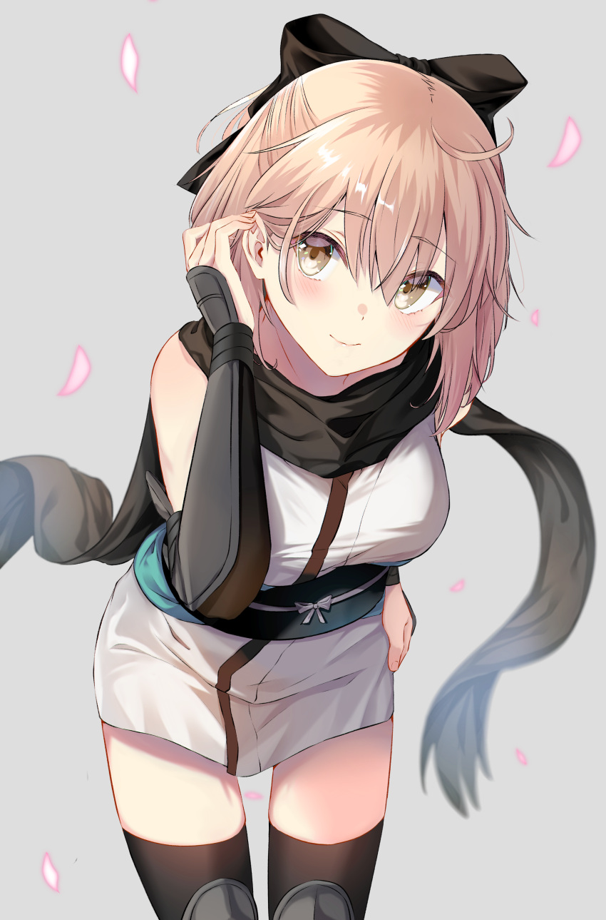 1girl absurdres ahoge bangs black_bow black_legwear black_scarf blonde_hair blush bow breasts commentary_request eyebrows_visible_through_hair fate/grand_order fate_(series) grey_background hair_between_eyes hair_bow highres japanese_clothes jun_(540000000000000) kimono looking_at_viewer okita_souji_(fate) okita_souji_(fate)_(all) scarf short_hair simple_background smile solo thigh-highs yellow_eyes