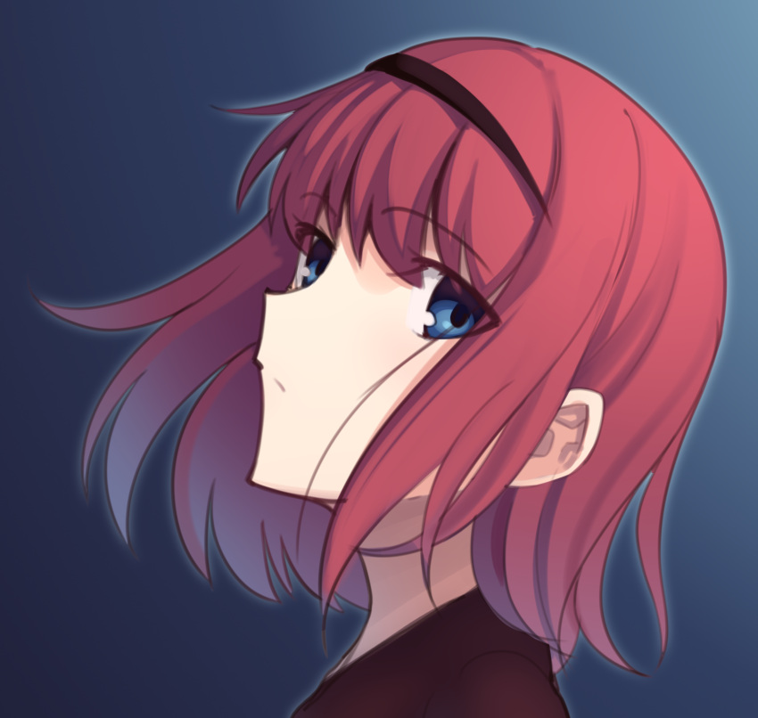 1girl bangs black_hairband black_shirt blue_background blue_eyes boa_(brianoa) eyebrows_visible_through_hair floating_hair from_side hairband highres hisui looking_at_viewer portrait profile redhead shirt short_hair solo tsukihime