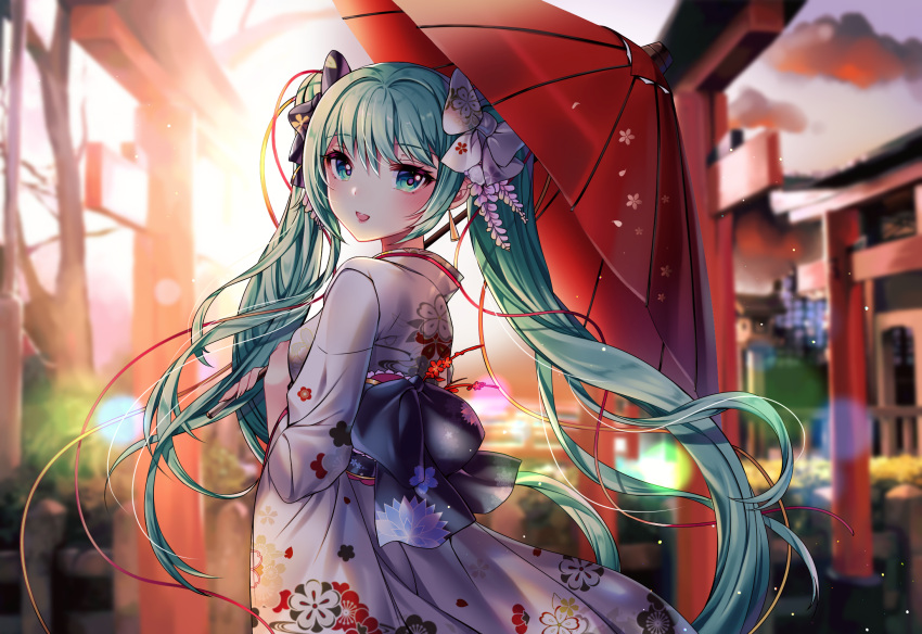 1girl :d bangs black_bow blurry blurry_background blush bow breasts commentary_request depth_of_field eyebrows_visible_through_hair fingernails floral_print green_eyes green_hair hair_between_eyes hair_bow hatsune_miku highres holding holding_umbrella japanese_clothes kimono long_hair obi open_mouth oriental_umbrella print_kimono red_umbrella sash small_breasts smile solo torii twintails umbrella very_long_hair vocaloid white_bow white_kimono xes_(xes_5377)