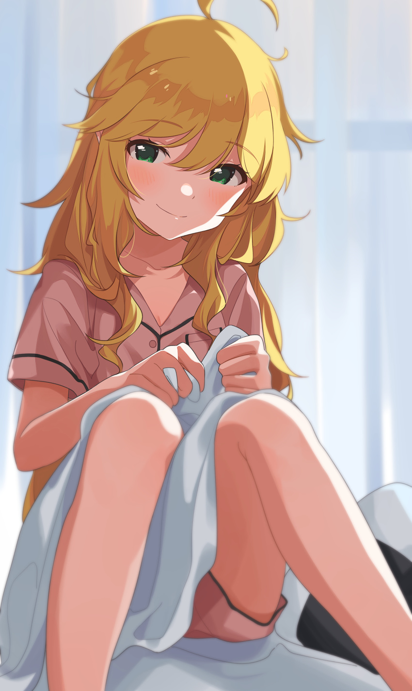 1girl absurdres ahoge bangs blonde_hair blush breasts brown_shirt commentary_request eyebrows_visible_through_hair green_eyes highres hoshii_miki idolmaster idolmaster_million_live! idolmaster_million_live!_theater_days long_hair looking_at_viewer naijow shirt short_sleeves sitting smile solo