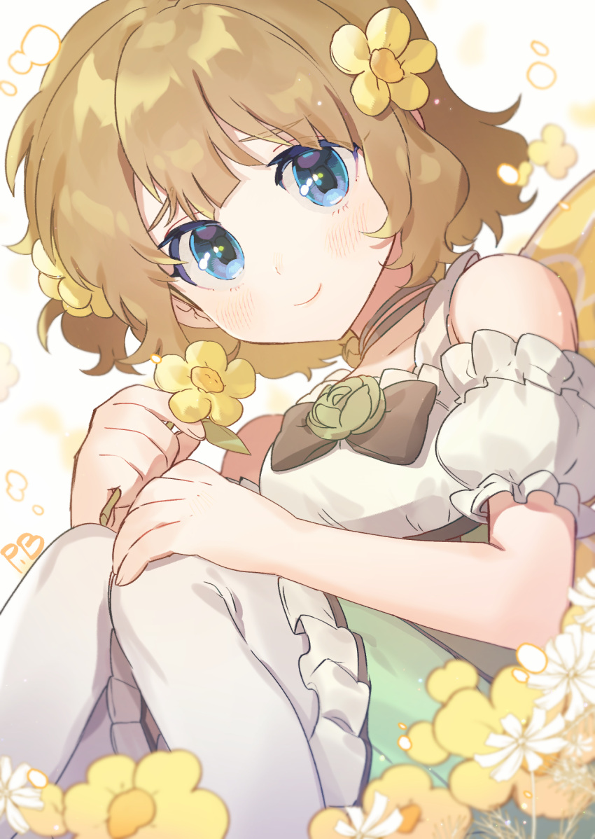 1girl bangs black_bow blue_eyes blush bow brown_hair eyebrows_visible_through_hair flower hair_flower hair_ornament highres idolmaster idolmaster_million_live! idolmaster_million_live!_theater_days looking_at_viewer ranobigi0820 short_hair smile solo suou_momoko yellow_flower