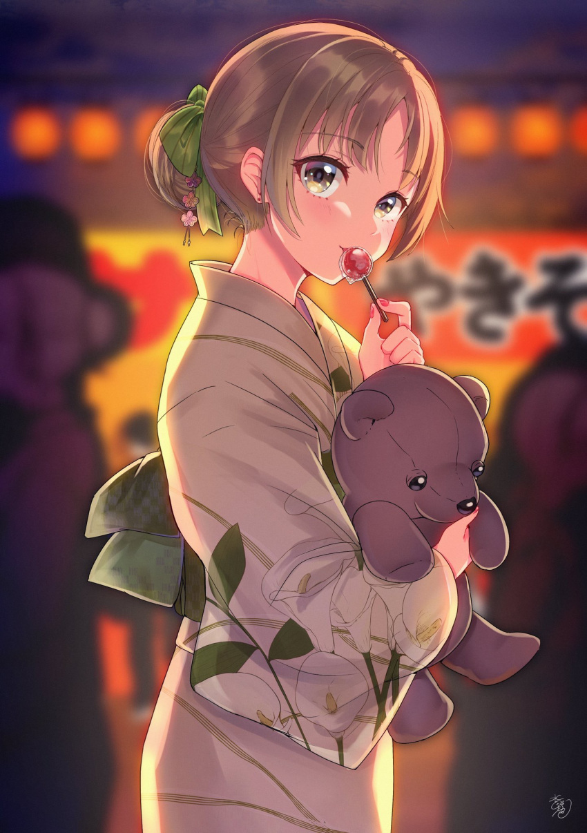 1girl blurry blurry_background blush brown_eyes brown_hair candy commentary_request depth_of_field earrings floral_print food from_side green_ribbon hair_ribbon head_tilt highres holding holding_food japanese_clothes jewelry kimono lantern licking lollipop looking_at_viewer mizuiro_32 night nijisanji outdoors paper_lantern parted_lips ribbon sister_cleaire stuffed_animal stuffed_toy summer_festival teddy_bear tongue tongue_out yukata