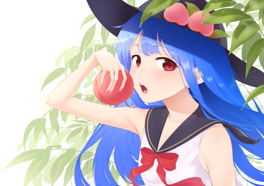 1girl alternate_costume arm_up armpit_crease armpit_peek bangs bare_arms black_headwear blue_hair blue_sailor_collar blurry commentary_request depth_of_field eyebrows_visible_through_hair food fruit hat highres hinanawi_tenshi holding holding_food holding_fruit kanpa_(campagne_9) leaf leaf_background long_hair looking_at_viewer nail_polish neckerchief open_mouth peach pink_nails red_eyes red_neckwear sailor_collar sailor_shirt shirt sleeveless sleeveless_shirt solo standing team_shanghai_alice touhou upper_body upper_teeth very_long_hair white_background