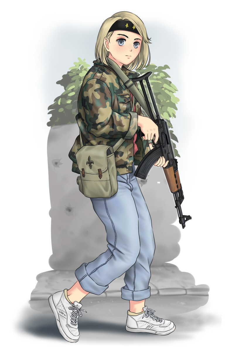1girl assault_rifle bangs black_headband blonde_hair bosnia_and_herzegovina bush camouflage camouflage_coat coat collar_up collared_coat commentary denim fleur_de_lis freckles grey_eyes gun gun_request headband highres holding holding_gun holding_weapon jeans looking_at_viewer millimeter nike original pants pavement pouch red_shirt rifle road serbo-croatian_commentary serious shirt shoes short_hair sleeves_folded_up sling solo street swept_bangs weapon white_background white_footwear wing_collar woodland_camouflage