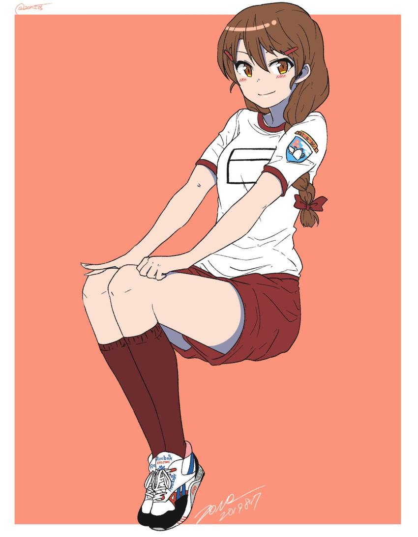 1girl artist_name braid brown_eyes brown_hair closed_mouth commentary cross-laced_footwear dated emblem full_body girls_und_panzer gym_shirt gym_shorts gym_uniform hair_ornament hair_over_shoulder hair_ribbon hairclip hands_on_own_knees highres invisible_chair long_hair looking_at_viewer outside_border pink_background red_legwear red_ribbon red_shorts reebok ribbon rukuriri shirt shoes short_sleeves shorts signature single_braid sitting smile sneakers socks solo st._gloriana's_(emblem) twitter_username white_shirt zono_(inokura_syuzo029)