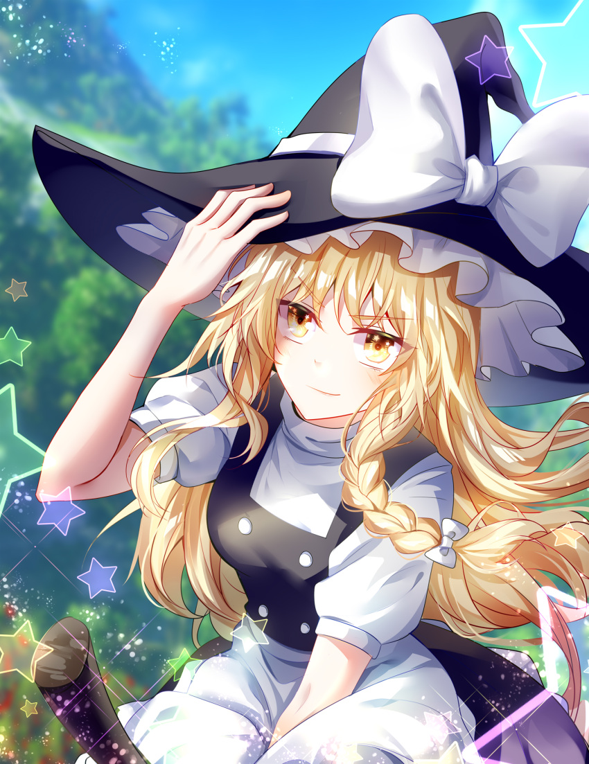 &gt;:) 1girl apron bangs black_headwear black_skirt black_vest blonde_hair blue_sky blurry blurry_background blush bow breasts chinese_commentary commentary_request day eyebrows_visible_through_hair hand_on_headwear hand_up hat hat_bow highres kirisame_marisa light_particles long_hair looking_at_viewer meng_xiao_jiong outdoors puffy_short_sleeves puffy_sleeves shirt short_sleeves skirt skirt_set sky small_breasts smile solo star touhou v-shaped_eyebrows vest waist_apron white_apron white_bow white_shirt witch_hat yellow_eyes