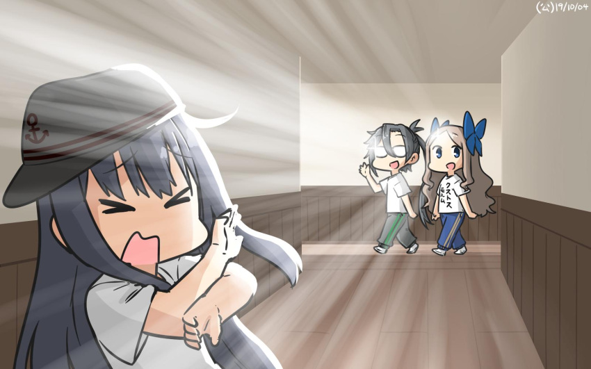 &gt;_&lt; 3girls akatsuki_(kantai_collection) alternate_costume amagiri_(kantai_collection) asakaze_(kantai_collection) black_hair blue_bow blue_pants bow brown_hair closed_eyes commentary_request dated forehead glasses green_pants hallway hamu_koutarou highres kantai_collection light_beam long_hair multiple_girls open_mouth pants shirt t-shirt track_pants translation_request white_shirt