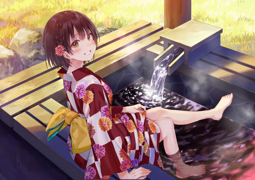 1girl bare_shoulders bath bench blush brown_eyes brown_hair commentary floral_print flower from_behind from_side fukahire_(ruinon) grass grin hair_flower hair_ornament in_water japanese_clothes kimono looking_at_viewer obi original outdoors red_kimono sash short_hair sitting smile soaking_feet solo yukata
