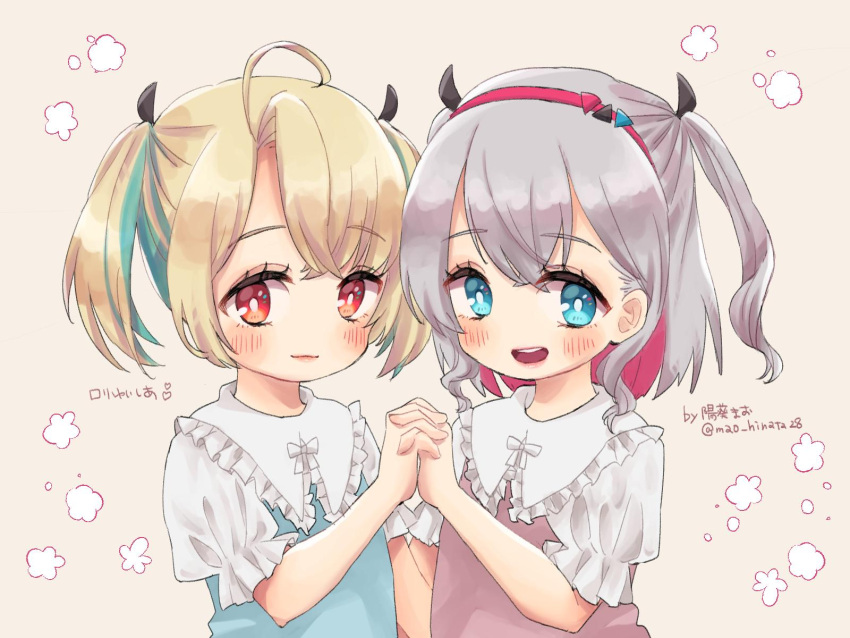 2girls avatar_2.0_project bangs blonde_hair blue_eyes blue_hair blue_shirt blush brown_background closed_mouth grey_hair hairband highres holding_hands interlocked_fingers looking_at_viewer mao_hinata minase_shia multicolored_hair multiple_girls musubime_yui open_mouth pink_hair pink_shirt puffy_short_sleeves puffy_sleeves red_eyes round_teeth shirt short_hair short_sleeves simple_background smile teeth twintails two-tone_hair two_side_up upper_body virtual_youtuber younger