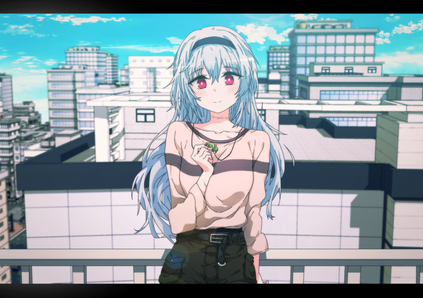 1girl anime_coloring beige_shirt belt black_hairband black_shorts building city cityscape collarbone commentary cowboy_shot day girls_frontline hairband highres lens_flare long_hair long_sleeves looking_at_viewer neck_scar outdoors pink_eyes scar shirt shorts sidarim single_stripe smile solo striped striped_shirt thunder_(girls_frontline) white_hair