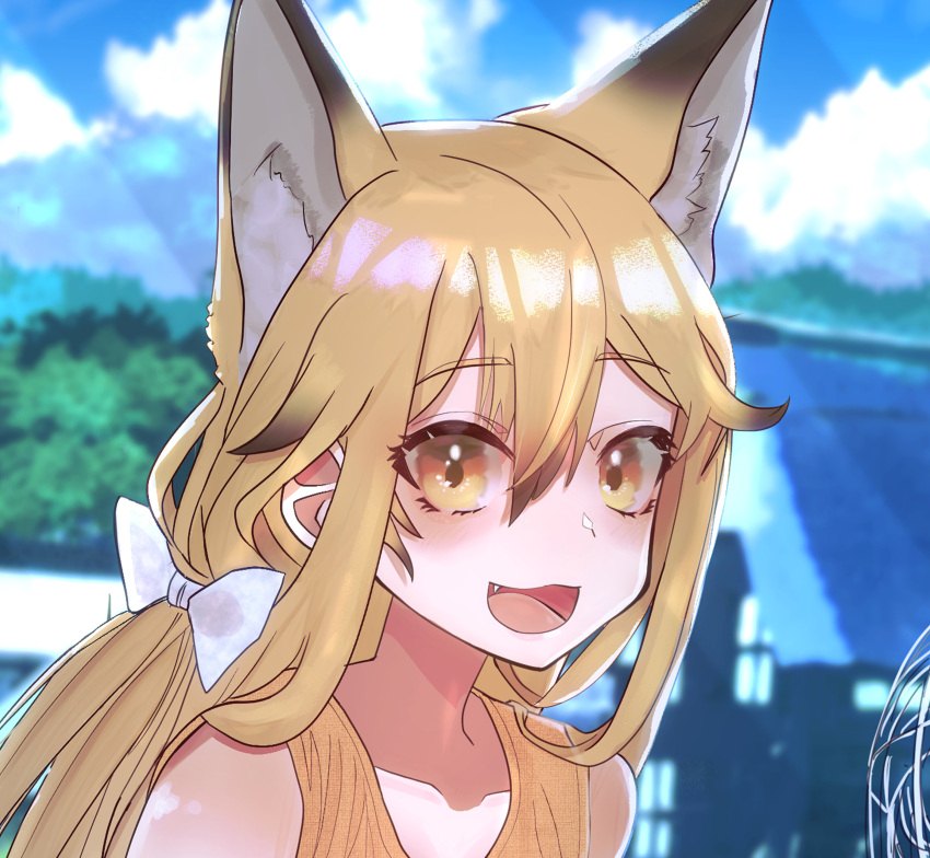 1girl absurdres animal_ears black_hair blush bow brown_eyes brown_hair collarbone electric_fan eyebrows_visible_through_hair ezo_red_fox_(kemono_friends) fang fox_ears hair_bow highres kemono_friends long_hair looking_at_viewer multicolored_hair open_mouth ponta_(matsuokazieg) smile solo two-tone_hair upper_body very_long_hair white_bow