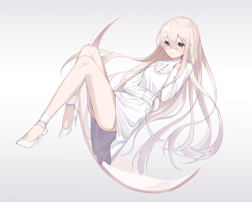 1girl ass blonde_hair blue_eyes breasts commentary_request enpik highres long_hair long_sleeves looking_at_viewer medium_breasts original shoes smile solo white_footwear white_hair