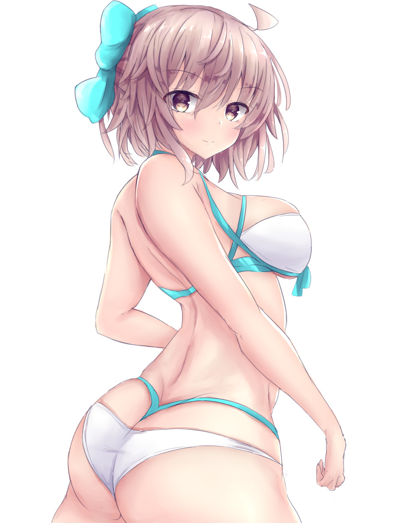 1girl ahoge ass bikini bow breasts brown_eyes butt_crack cowboy_shot eyebrows_visible_through_hair fate/grand_order fate_(series) hair_bow highres large_breasts layered_bikini multi-strapped_bikini okita_souji_(fate) okita_souji_(fate)_(all) okita_souji_(swimsuit_assassin)_(fate) pink_hair short_hair sideboob smile swimsuit two-tone_bikini white_background yu-kinouhasu