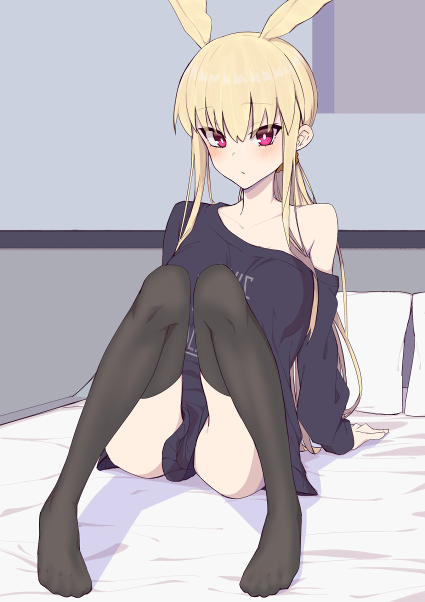 1girl bangs bare_shoulders black_shirt black_skirt blonde_hair blush breasts commentary_request elfenlied22 eyebrows_visible_through_hair fate/grand_order fate_(series) head_wings highres long_hair looking_at_viewer on_bed pillow red_eyes shirt sitting skirt smile thrud_(fate/grand_order) valkyrie_(fate/grand_order)