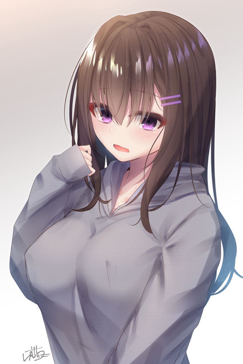 1girl bangs blush breasts brown_background brown_hair commentary_request eyebrows_visible_through_hair gradient gradient_background grey_background grey_hoodie hair_between_eyes hair_ornament hairclip highres hood hood_down hoodie large_breasts long_hair open_mouth original ramchi signature solo upper_body violet_eyes white_background