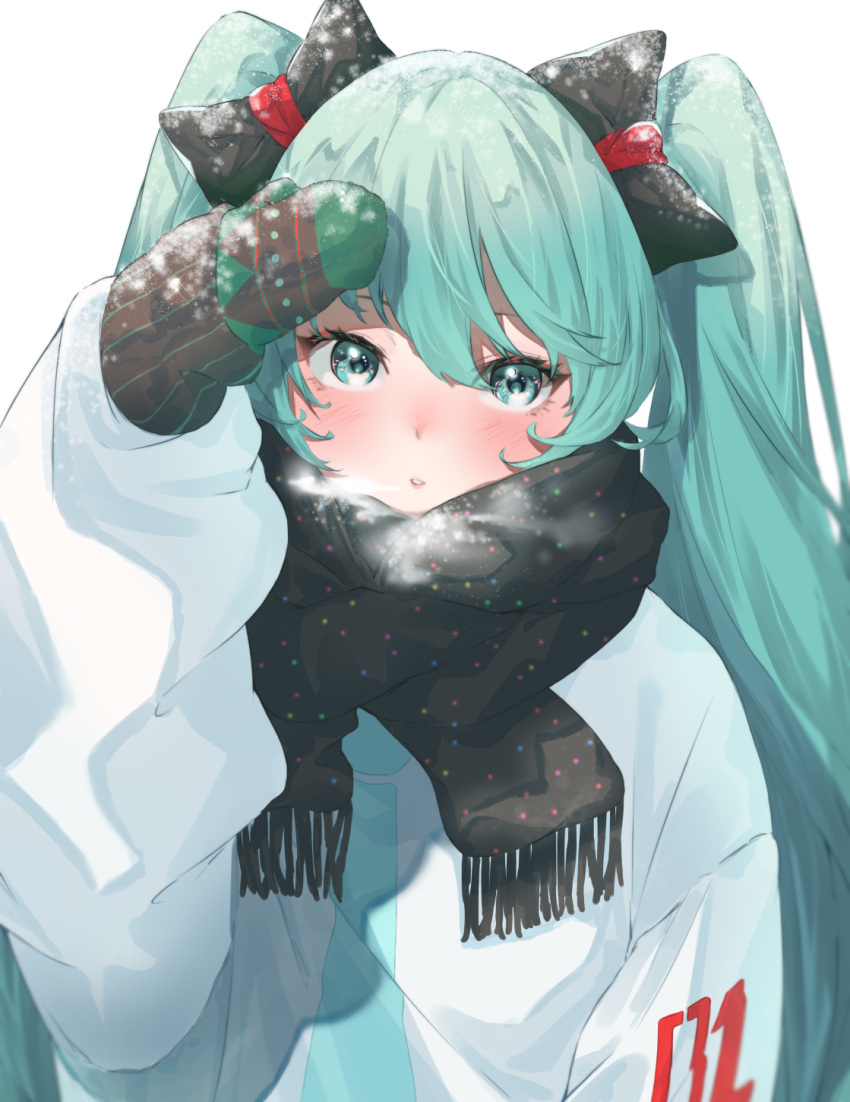 1girl arm_up azusa_(azunyan12) bangs black_bow black_mittens black_scarf blush bow breath commentary_request eyebrows_behind_hair fringe_trim green_eyes green_hair hair_between_eyes hair_bow hatsune_miku highres jacket long_hair long_sleeves looking_at_viewer mittens parted_lips puffy_long_sleeves puffy_sleeves scarf simple_background snowing solo twintails upper_body very_long_hair vocaloid white_background white_jacket