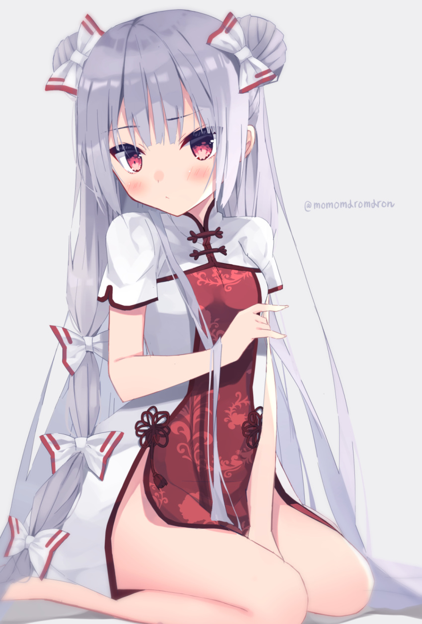 1girl alternate_costume artist_name between_legs blush china_dress chinese_clothes double_bun dress fujiwara_no_mokou grey_background hair_bun hair_ribbon hand_between_legs highres long_hair momomaron pink_eyes ribbon seiza signature silver_hair simple_background sitting touhou watermark white_dress white_ribbon