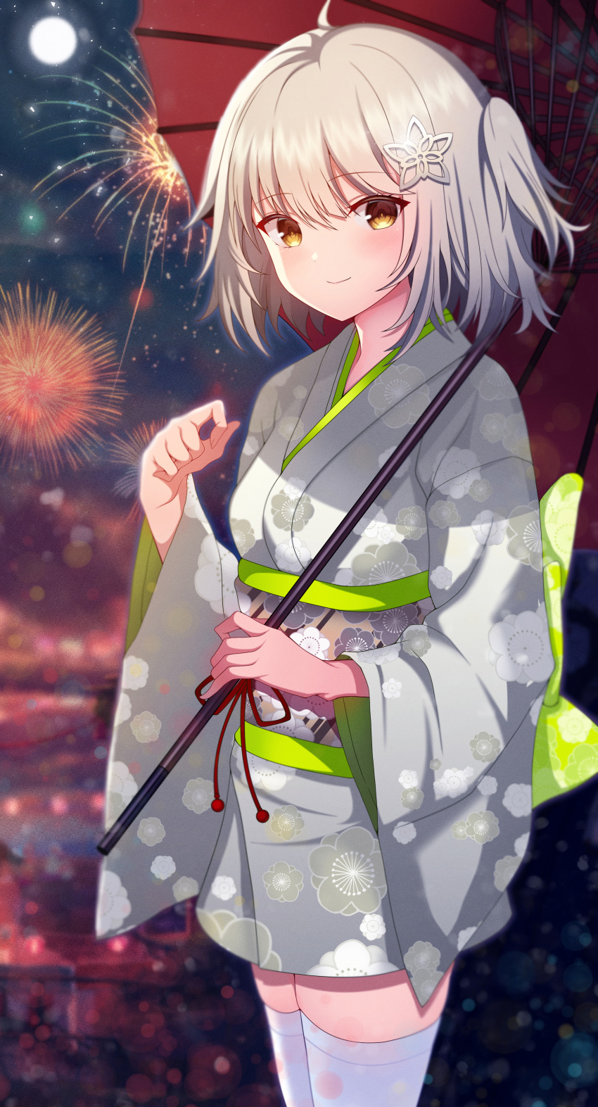 1girl absurdres arknights bangs blurry blurry_background brown_eyes chinese_commentary commentary_request eyebrows_visible_through_hair eyes_visible_through_hair fireworks hair_between_eyes hair_ornament hand_up highres holding holding_umbrella huge_filesize japanese_clothes kimono long_sleeves looking_at_viewer moon red_umbrella scene_(arknights) short_hair short_kimono short_yukata smile solo umbrella white_legwear wide_sleeves wing228 yukata