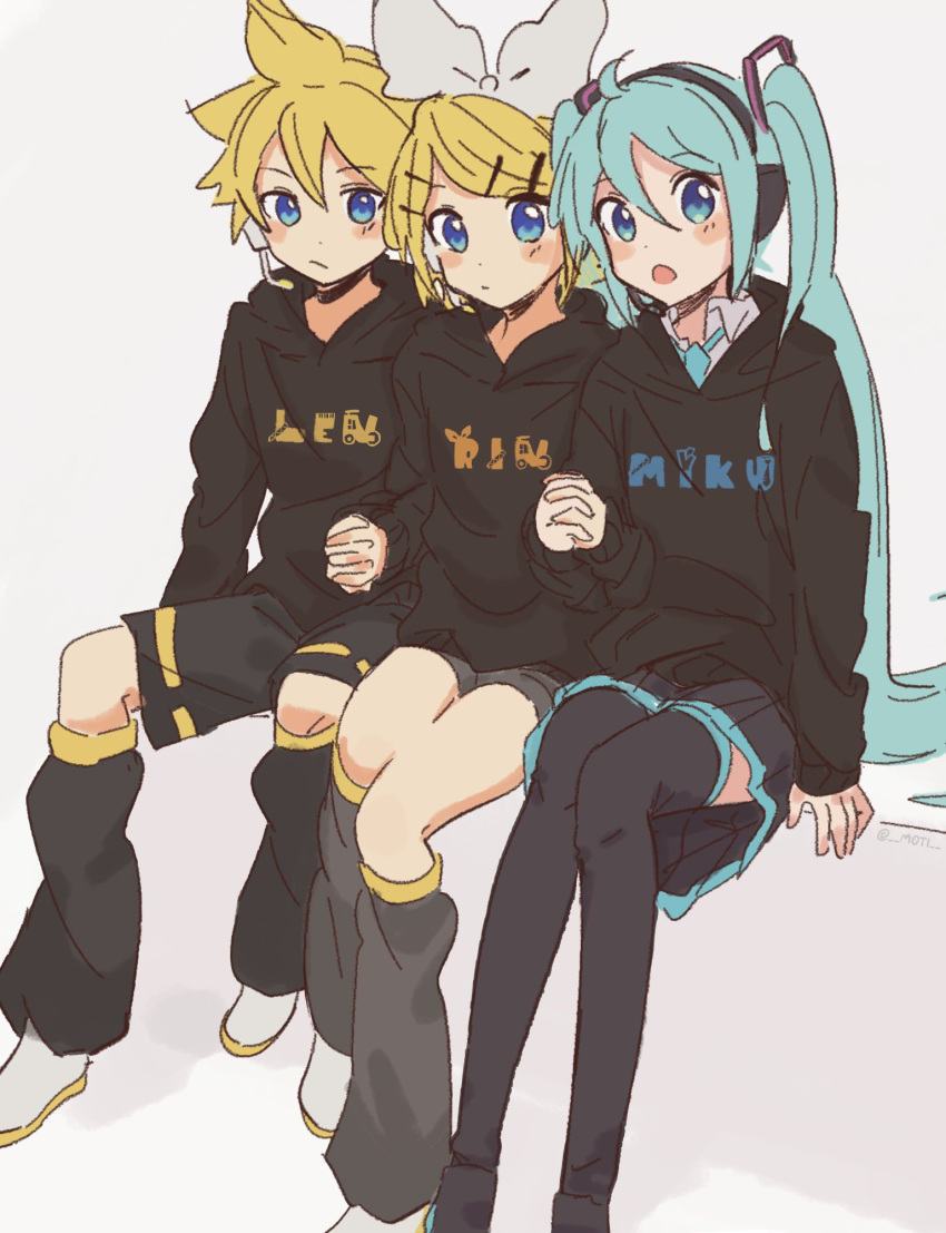 1boy 2girls aqua_eyes aqua_hair aqua_neckwear bangs black_hoodie black_legwear black_shorts blonde_hair blue_eyes blush_stickers bow character_name closed_mouth clothes_writing commentary expressionless grey_shirt grey_shorts hair_bow hair_ornament hairclip hatsune_miku headphones headset highres holding_hands hood hoodie instrument kagamine_len kagamine_rin keyboard_(instrument) leg_warmers long_hair looking_at_viewer m0ti multiple_girls necktie open_mouth shirt shoes short_hair short_shorts shorts sitting spiky_hair spring_onion steamroller swept_bangs thigh-highs twintails very_long_hair vocaloid white_bow white_footwear