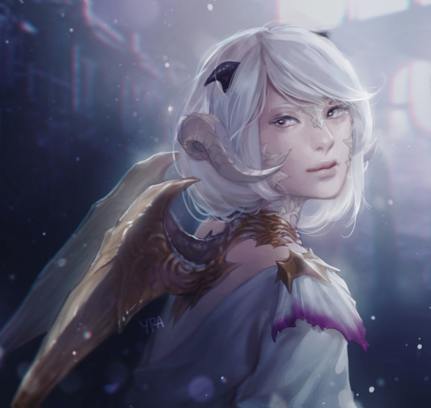 1girl au_ra bangs blurry blurry_background closed_mouth dragon_horns final_fantasy final_fantasy_xiv grey_eyes highres horns looking_at_viewer pale_skin profile scales short_hair signature solo swept_bangs upper_body white_hair wings yra