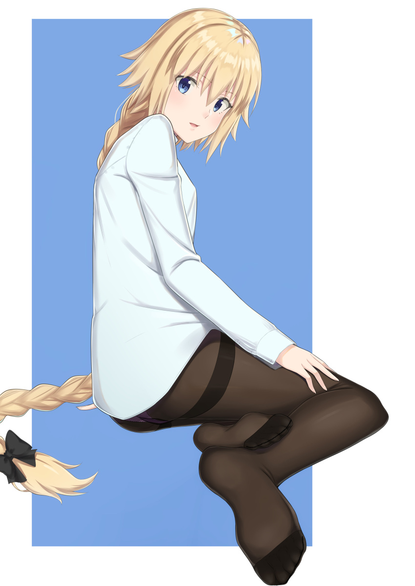 1girl absurdres black_bow black_legwear blonde_hair blue_background blue_eyes bow braided_ponytail fate/apocrypha fate_(series) full_body hair_bow highres jeanne_d'arc_(fate) jeanne_d'arc_(fate)_(all) k-ya. long_hair long_sleeves looking_at_viewer looking_back open_mouth pantyhose ponytail shiny shiny_hair shirt solo thighband_pantyhose two-tone_background very_long_hair white_background white_shirt