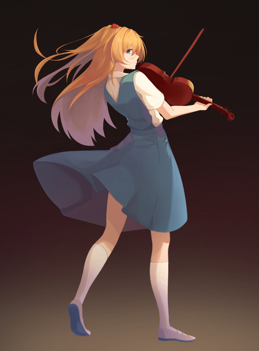 1girl absurdres blue_dress blue_eyes commentary_request dark_background dress from_behind full_body gradient gradient_background hair_between_eyes hair_ornament highres holding instrument kneehighs korean_commentary long_hair looking_at_viewer looking_back music neon_genesis_evangelion orange_hair pinafore_dress playing_instrument profile shikinami_asuka_langley shirt shoes short_sleeves solo souryuu_asuka_langley standing uwabaki very_long_hair violin white_footwear white_legwear white_shirt z_loader