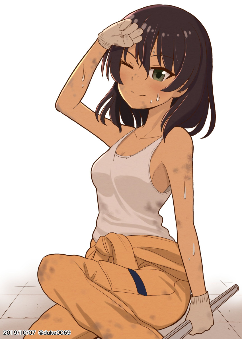 1girl ;) absurdres bangs brown_hair closed_mouth clothes_around_waist commentary dark_skin dated dirty duke_(kimurasun) eyebrows_visible_through_hair girls_und_panzer gloves green_eyes grey_gloves highres holding_wrench hoshino_(girls_und_panzer) jumpsuit looking_at_viewer mechanic one_eye_closed one_knee orange_jumpsuit shirt short_hair smile solo stone_floor tank_top twitter_username uniform white_background white_shirt wiping_face wiping_sweat wrench