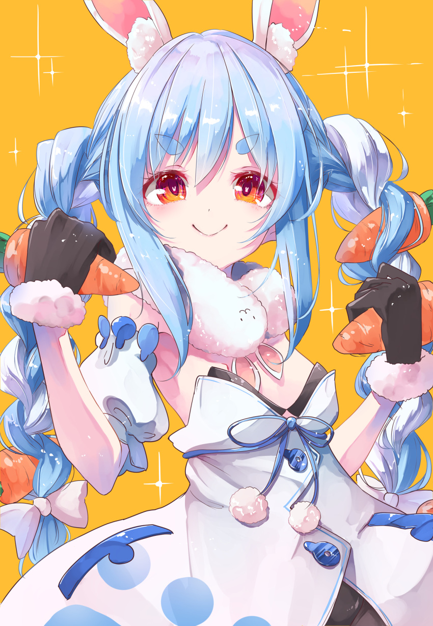 &gt;:) 1girl animal_ear_fluff animal_ears armpit_peek bangs black_gloves black_leotard blue_hair blue_ribbon blush bow braid bunny-shaped_pupils carrot carrot_hair_ornament closed_mouth commentary_request detached_sleeves dress eyebrows_visible_through_hair food food_themed_hair_ornament fur-trimmed_gloves fur_trim gloves hair_between_eyes hair_bow hair_ornament highres holding holding_food hololive leotard leotard_under_clothes long_hair multicolored_hair ninniku_mashimashi orange_background pom_pom_(clothes) puffy_short_sleeves puffy_sleeves rabbit_ears red_eyes ribbon short_sleeves silver_hair simple_background smile solo sparkle strapless strapless_dress symbol-shaped_pupils thick_eyebrows twin_braids two-tone_hair upper_body usada_pekora v-shaped_eyebrows very_long_hair virtual_youtuber white_bow white_dress white_sleeves