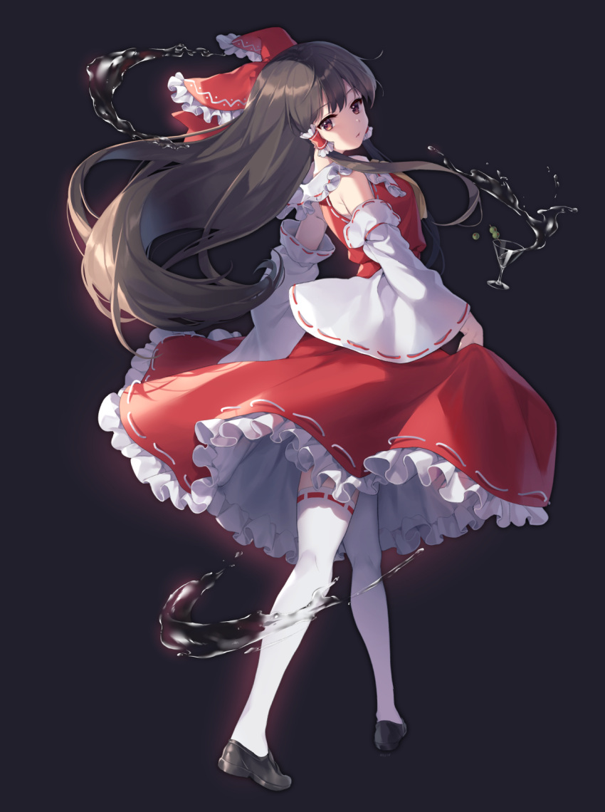 1girl bangs bare_shoulders black_background black_footwear black_hair bow brown_eyes commentary_request detached_sleeves eyebrows_visible_through_hair frilled_bow frilled_shirt_collar frills full_body hair_bow hair_tubes hajin hakurei_reimu highres long_hair long_sleeves looking_at_viewer parted_lips petticoat red_bow red_skirt ribbon-trimmed_legwear ribbon_trim shoes sidelocks simple_background skirt skirt_set solo standing thigh-highs touhou very_long_hair white_legwear wide_sleeves