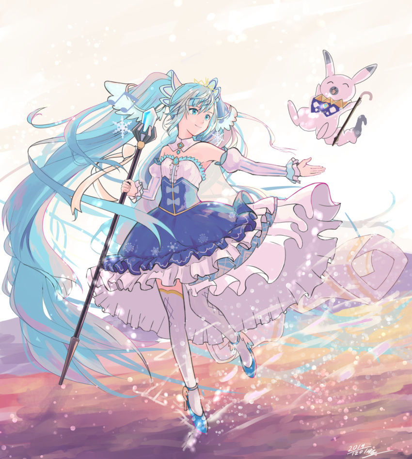1girl ^_^ amulet aqua_eyes aqua_hair argyle_print blue_dress cane cape closed_eyes commentary crystal detached_sleeves dress framed_breasts frilled_dress frilled_sleeves frills full_body hatsune_miku highres holding holding_cane holding_staff juliet_sleeves layered_dress long_hair long_sleeves looking_at_another neck_ruff outdoors outstretched_arm princess puffy_sleeves rabbit rabbit_yukine slippers smile snowflakes staff standing strapless striped_sleeves thigh-highs twintails very_long_hair vocaloid white_legwear white_sleeves yuki_miku yuki_miku_(2019) yuruyume1224