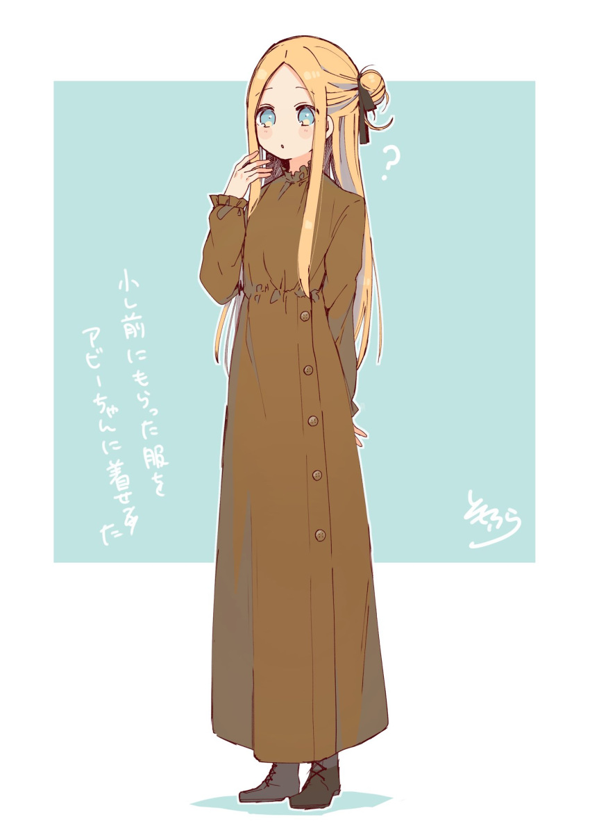 1girl :o ? abigail_williams_(fate/grand_order) bangs black_footwear blonde_hair blue_background blue_eyes boots brown_dress colored_shadow dress eyebrows_visible_through_hair fate/grand_order fate_(series) forehead full_body hair_bun hand_up highres long_hair long_sleeves looking_at_viewer parted_bangs parted_lips shadow signature sofra solo standing translation_request two-tone_background very_long_hair white_background