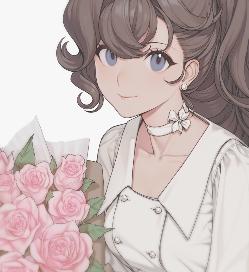 1girl asymmetrical_bangs bangs blue_eyes bouquet bow choker closed_mouth collarbone curly_hair dress earrings flower grey_background grey_hair highres jewelry lips long_hair looking_at_viewer pauline_bonaparte quuni seijo_senki simple_background smile solo white_dress