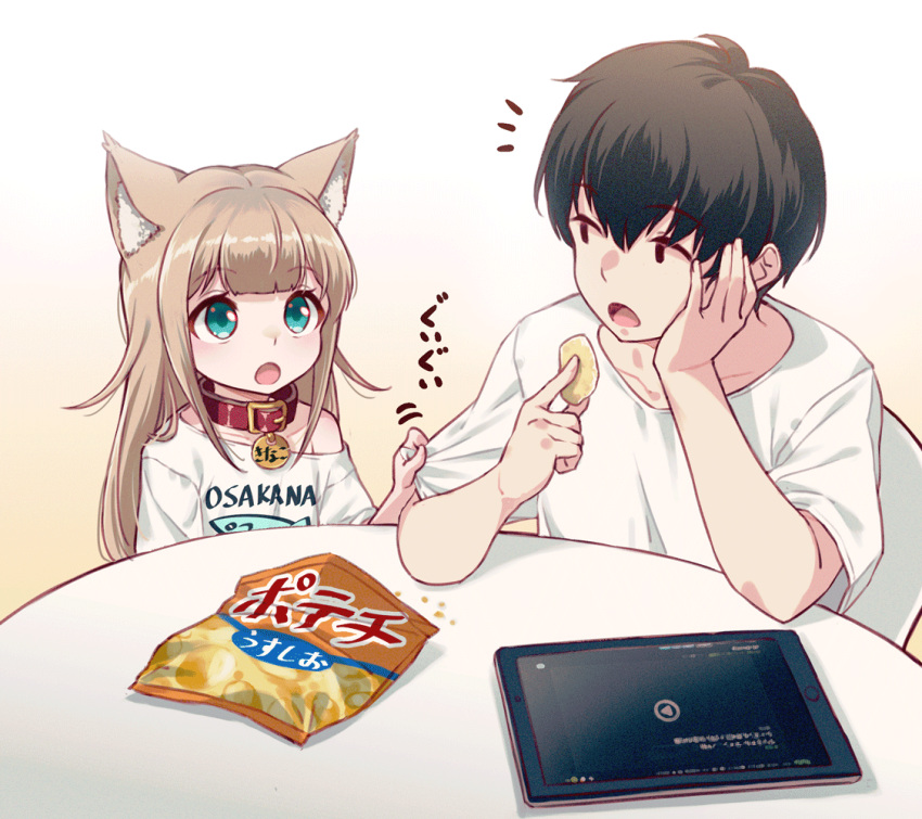 1boy 1girl 40hara :o animal_ear_fluff animal_ears aqua_eyes bangs black_hair blonde_hair cat_ears cat_girl chips clothes_writing collar eyebrows_visible_through_hair food hand_on_own_cheek kinako long_hair open_mouth original pet_collar red_collar shirt short_sleeves t-shirt tablet_pc white_shirt