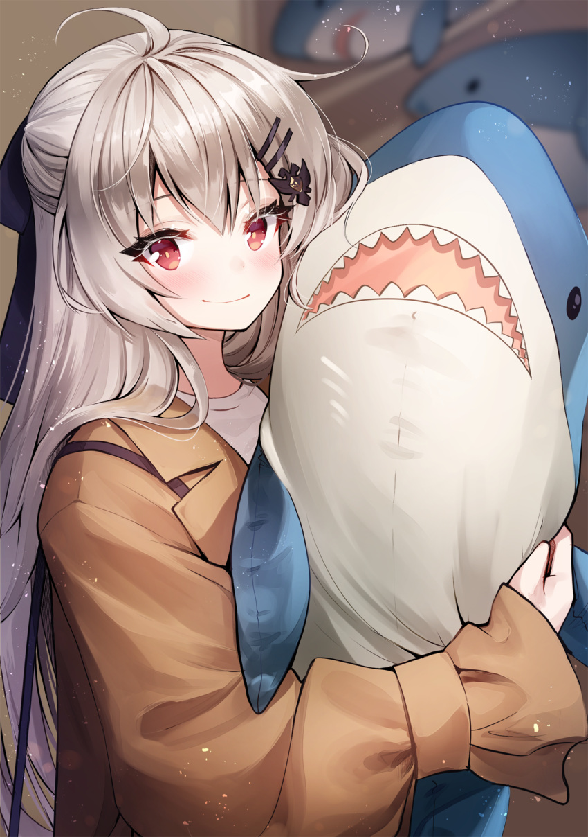 1girl ahoge ankkoyom bangs blush breasts commentary eyebrows_visible_through_hair girls_frontline grey_hair hair_between_eyes hair_ornament hair_ribbon hairclip highres holding holding_stuffed_animal ikea_shark iws-2000_(girls_frontline) long_hair looking_at_viewer object_hug red_eyes ribbon silver_hair smile solo stuffed_animal stuffed_shark stuffed_toy