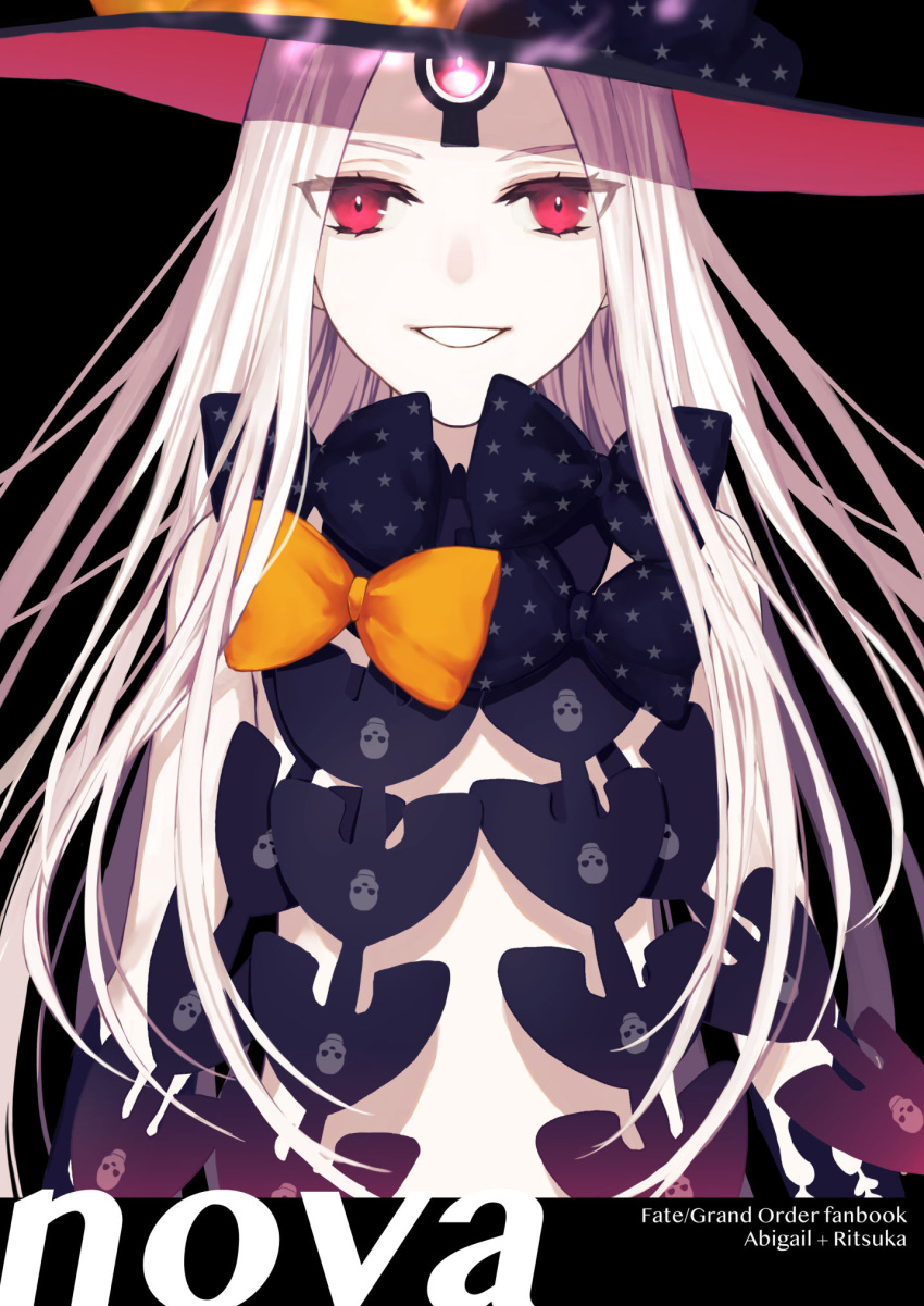 1girl abigail_williams_(fate/grand_order) bangs bare_shoulders black_background black_bow black_headwear bow breasts fate/grand_order fate_(series) forehead glowing glowing_eye grin hat highres keyhole long_hair looking_at_viewer moz multiple_bows orange_bow parted_bangs red_eyes simple_background small_breasts smile solo third_eye very_long_hair white_hair white_skin witch_hat