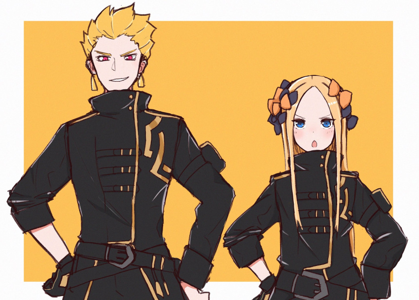 1boy 1girl abigail_williams_(fate/grand_order) bangs belt black_bow black_coat black_gloves black_headwear black_pants blonde_hair blue_eyes blush bow craft_essence earrings fate/grand_order fate_(series) forehead gilgamesh gilgamesh_in_ny gloves grin hair_bow hand_on_hip highres jacket jewelry kopaka_(karda_nui) leather leather_jacket leather_pants long_hair long_sleeves looking_at_viewer orange_bow pants parted_bangs red_eyes shiny short_hair simple_background sleeves_past_fingers sleeves_past_wrists smile smug standing very_long_hair