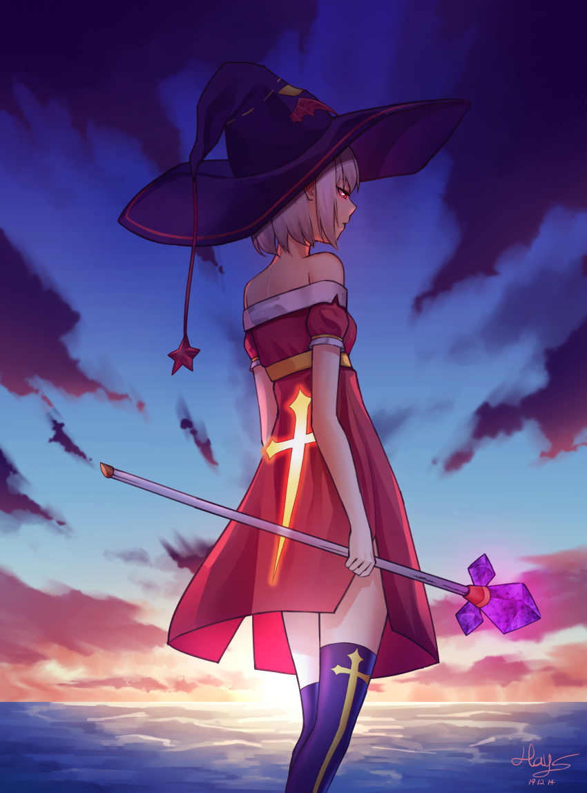 1girl absurdres artist_name bangs bare_arms bare_shoulders clouds commentary_request cross dated dress from_behind grey_hair hat highres holding holding_staff large_hat ocean original purple_headwear purple_legwear red_dress scenery short_hair short_sleeves staff sun sunset thigh-highs yansae81