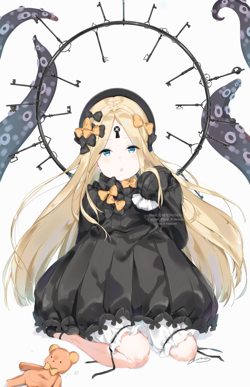 1girl abigail_williams_(fate/grand_order) bangs black_bow black_dress black_footwear black_headwear blonde_hair blue_eyes blush bow chuchugou dress fate/grand_order fate_(series) forehead hair_bow highres key keyhole long_hair long_sleeves looking_at_viewer open_mouth orange_bow parted_bangs polka_dot polka_dot_bow ribbed_dress simple_background sitting solo stuffed_animal stuffed_toy teddy_bear tentacles wariza white_bloomers