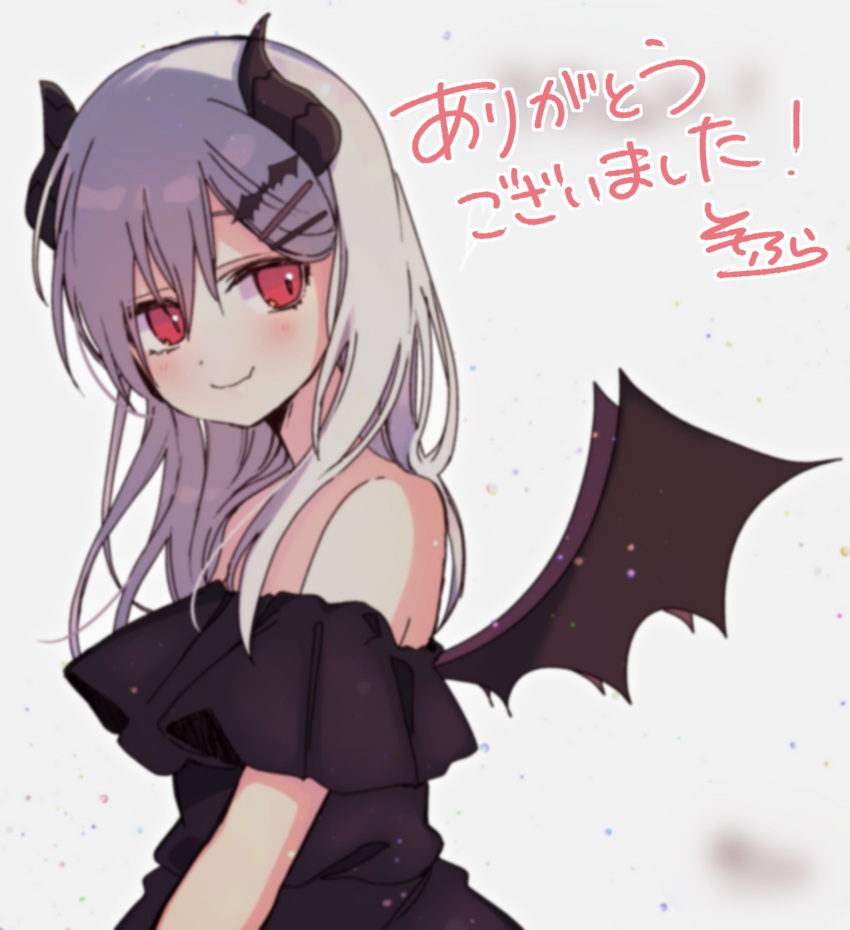 1girl bangs bare_shoulders bat_hair_ornament bat_wings black_dress black_wings blurry blush closed_mouth commentary_request curled_horns demon_girl demon_horns demon_wings dress eyebrows_behind_hair fang fang_out from_side grey_background grey_hair hair_between_eyes hair_ornament hairclip highres horns long_hair looking_at_viewer looking_to_the_side original red_eyes signature smile sofra solo strapless strapless_dress translation_request upper_body wings