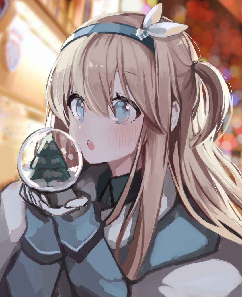 1girl absurdres bangs blonde_hair blue_eyes blurry blurry_background blush chinese_commentary fur_trim girls_frontline gloves hair_between_eyes hair_ornament hairband highres long_hair looking_at_viewer pn_pixi snowball solo suomi_kp31_(girls_frontline) upper_body white_gloves