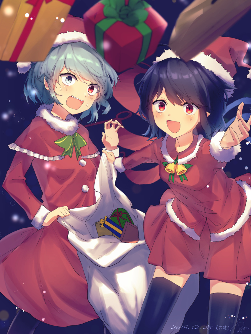 2girls :d alternate_costume asymmetrical_wings bangs bell black_hair black_legwear blue_background blue_eyes blue_hair blue_wings blush bow bowtie box capelet christmas commentary_request cowboy_shot dated dress eyebrows_visible_through_hair frilled_capelet frills fur-trimmed_sleeves fur_collar fur_trim gift gift_box green_bow green_neckwear hat head_tilt highres holding holding_sack houjuu_nue kisamu_(ksmz) looking_at_viewer multiple_girls open_mouth pointy_ears pom_pom_(clothes) red_capelet red_dress red_eyes red_headwear red_shirt red_skirt red_wings sack santa_costume santa_hat shirt short_hair skirt skirt_set smile standing sweat tatara_kogasa thigh-highs touhou wings zettai_ryouiki
